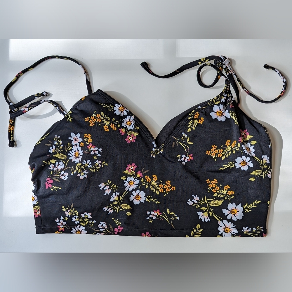 Black bikini top with floral pattern XL